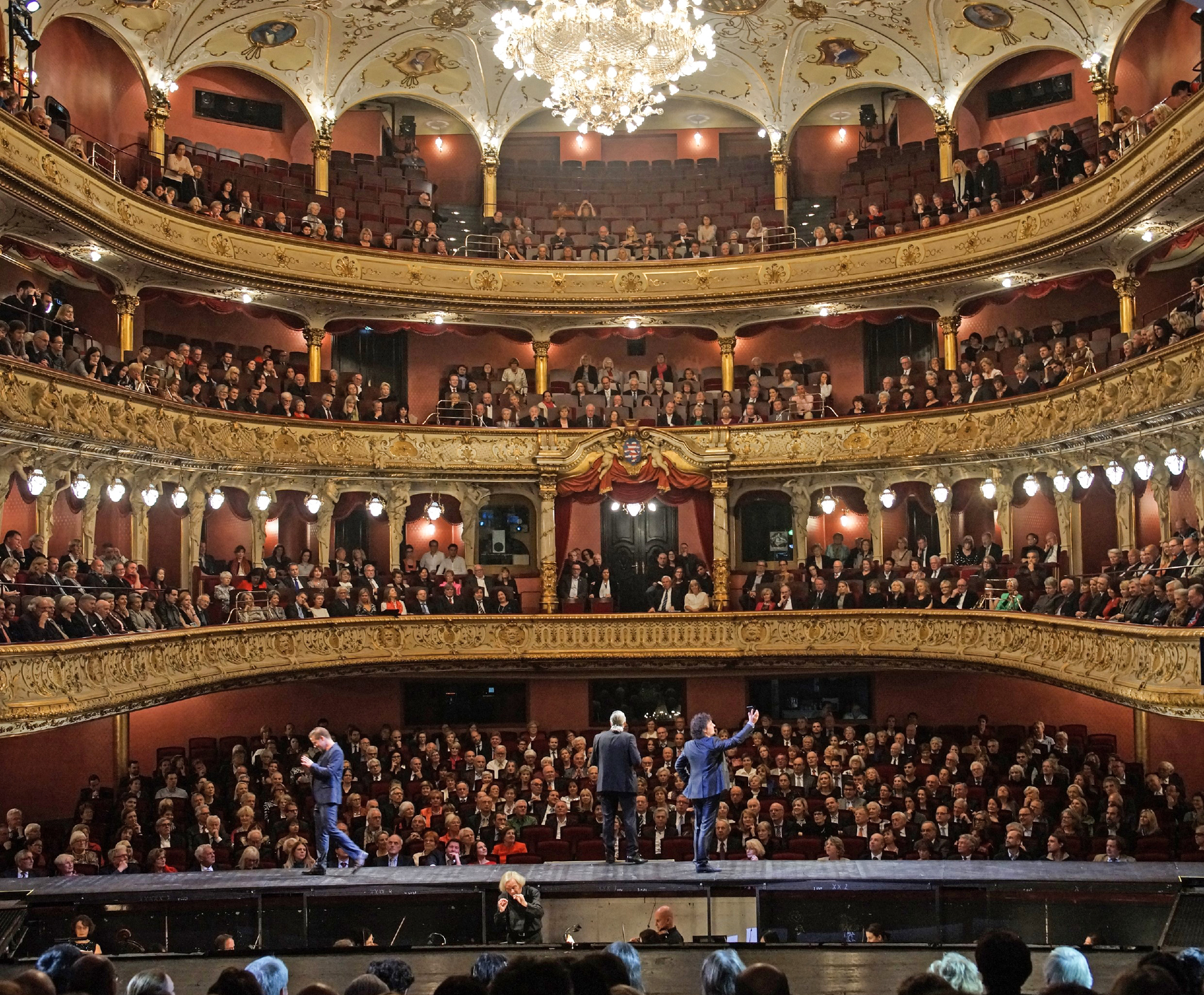 Das Hessische Staatstheater Wiesbaden zeigt Beethovens „Fidelio" als brandaktuelle Symbolfigur