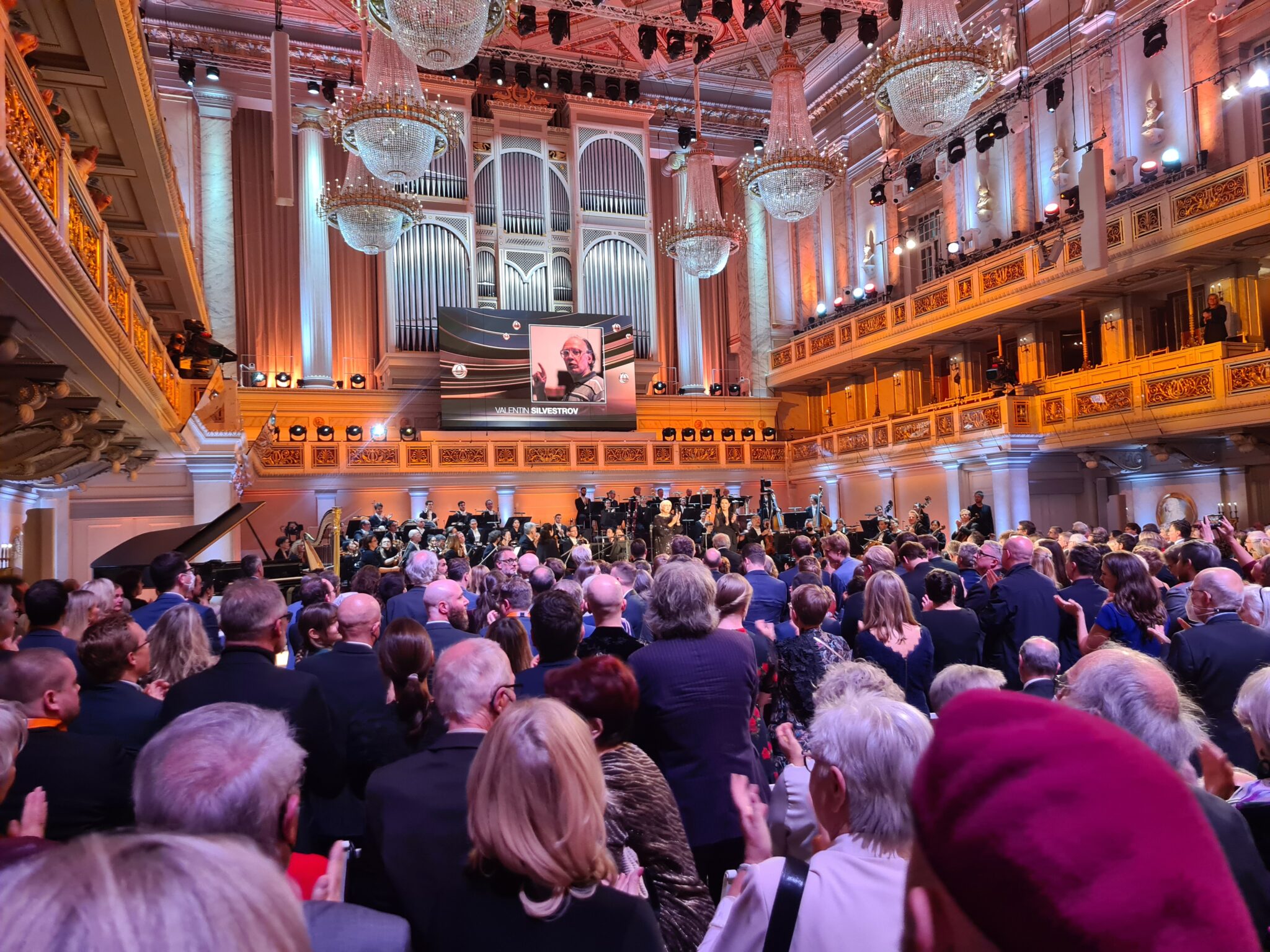 Standing Ovations für Valentin Silvestrov, der den OPUS Klassik für das Lebenswerk erhielt.