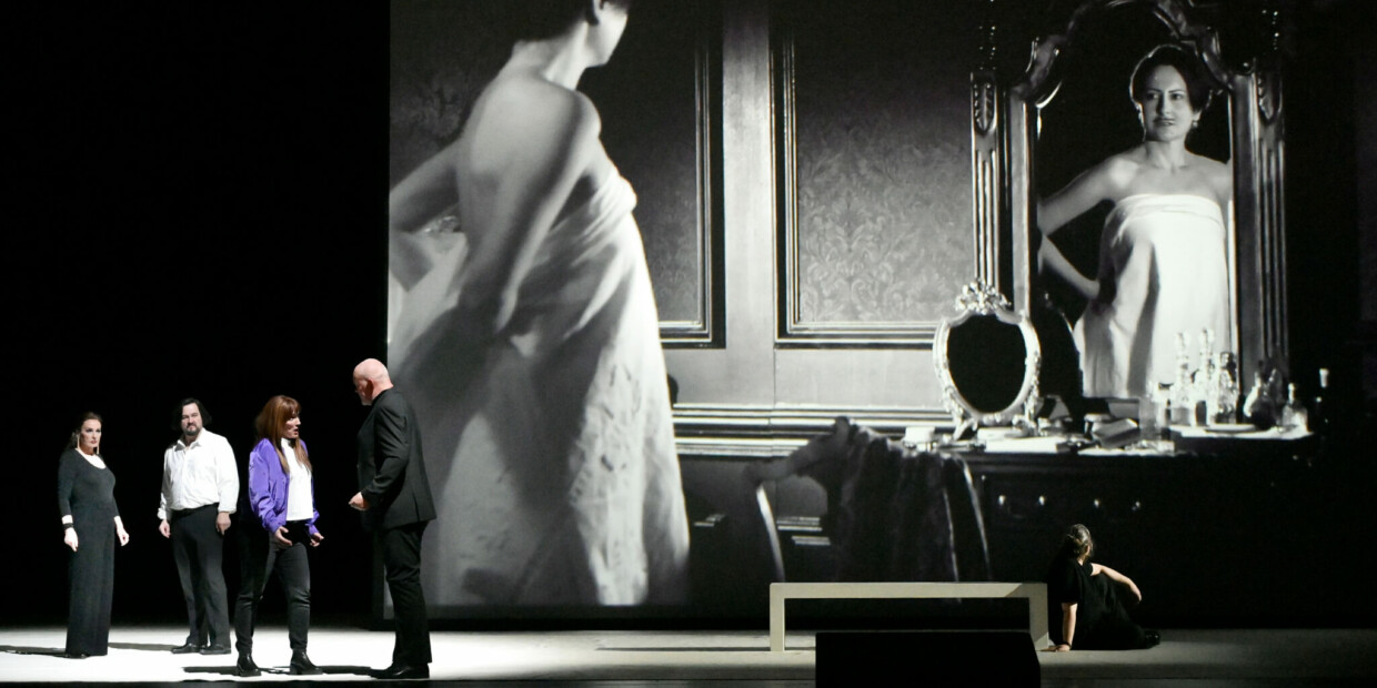 Mit schwarzweißer Vergrößerungsdramaturgie: Richard Strauss' „Arabella“ an der Deutschen Oper Berlin
