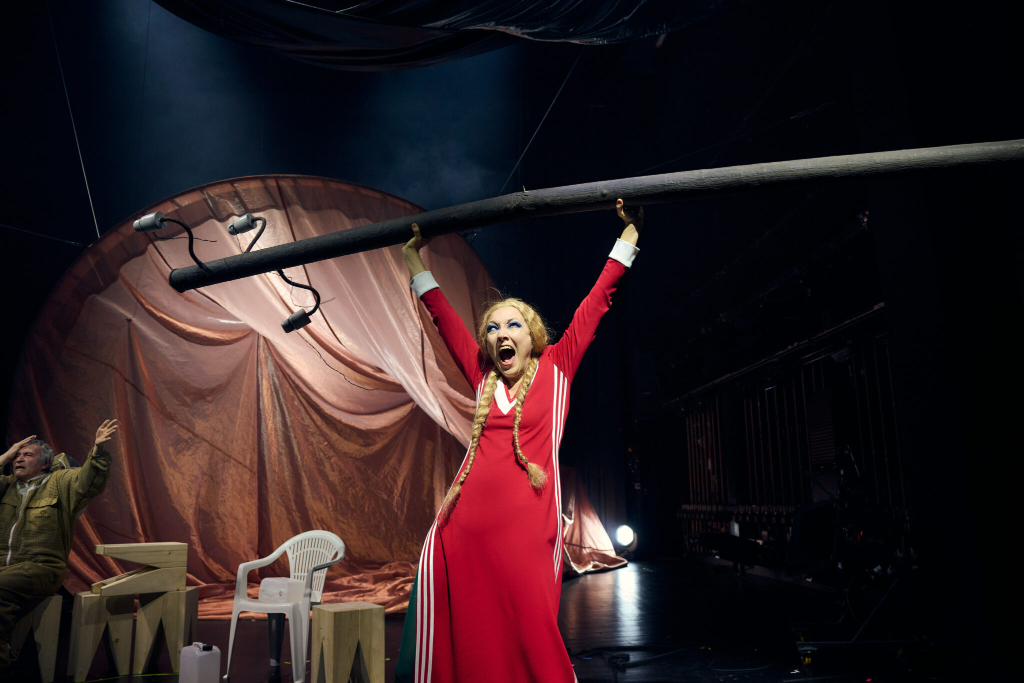 Für das Sprechtheaterstück „Die Walküren“ liefert Regisseurin Alexandra Holtsch die Musik gleich mit