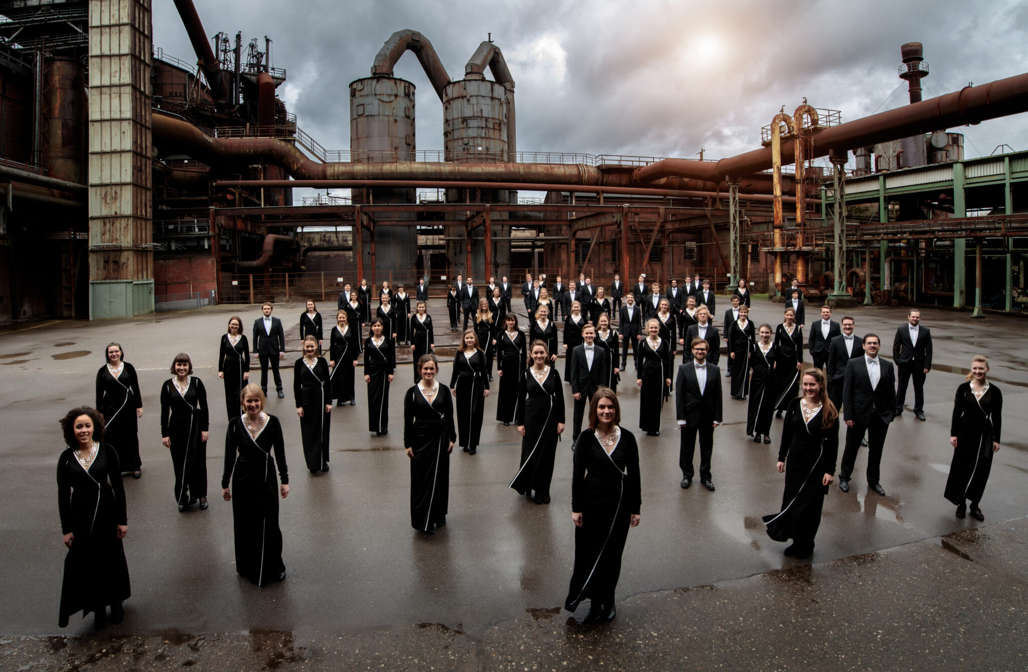 Gemeinsam mit den Duisburger Philharmonikern führt die Audi Jugendchorakademie die Eigenproduktion „Robert Schumanns Faust-Szenen“ auf.