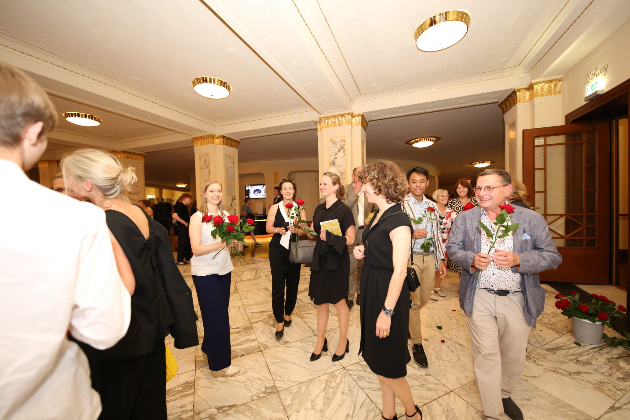 concerti beschenkte das Publikum des Jahres 2022 mit Rosen im glanzvollen Foyer des Staatstheaters