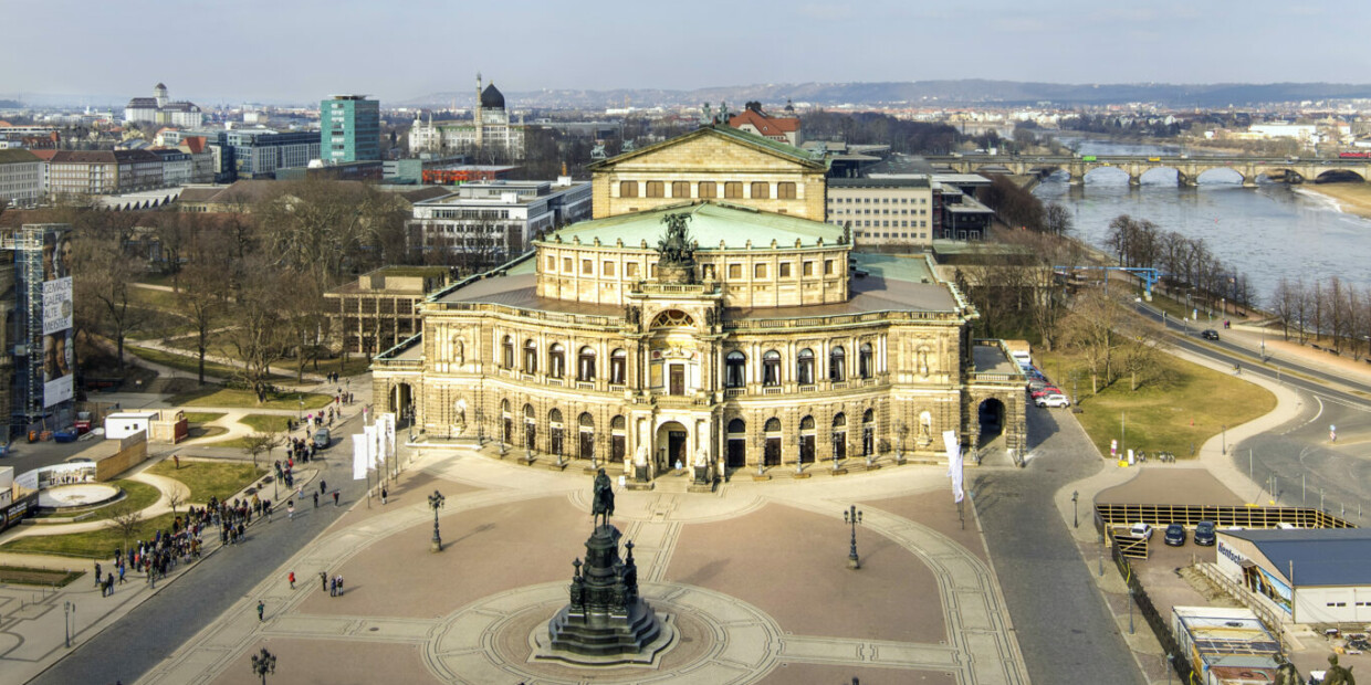 Die 1985 mit Carl Maria von Webers „Der Freischütz“ wiedereröffnete Semperoper ist Spielstätte der Sächsischen Staatskapelle Dresden