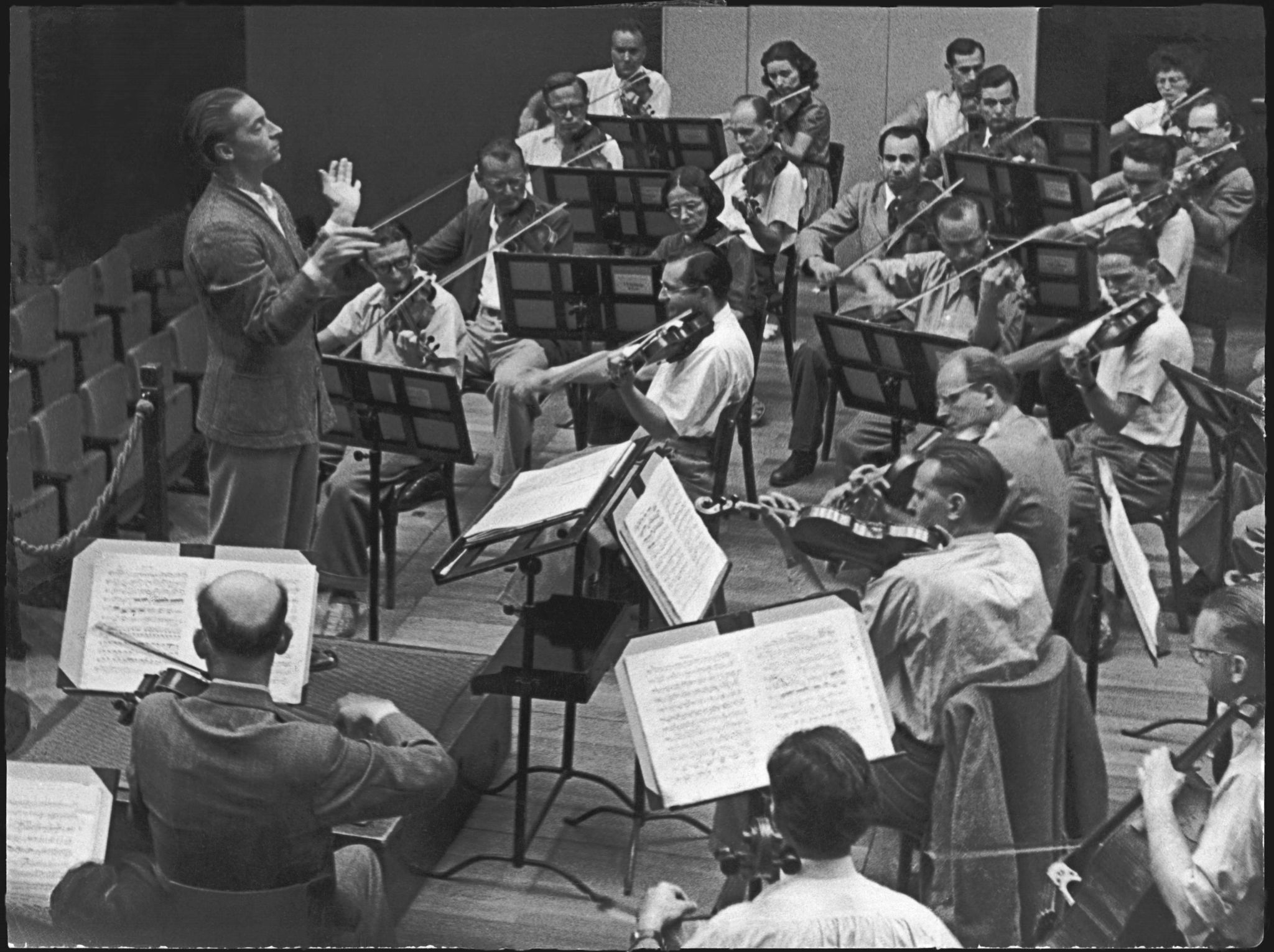 Herbert von Karajan probt mit dem Festspielorchester bei seiner ersten Verpflichtung in Luzern 1948