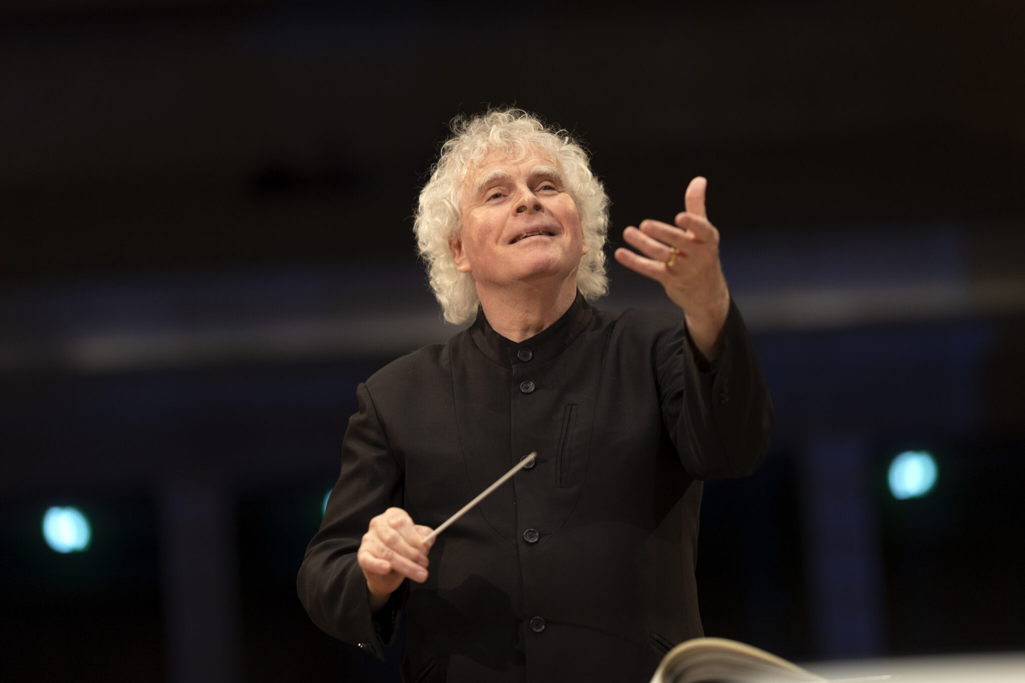 Schon als Zehnjähriger in kurzen Hosen in regem Austausch mit Musikern: Simon Rattle