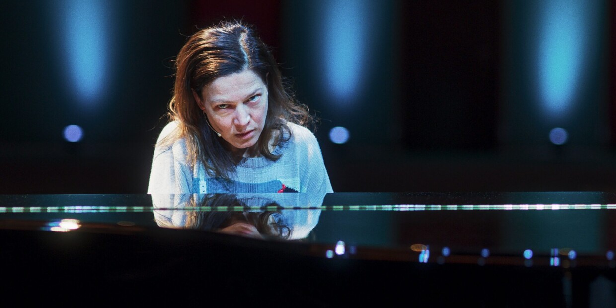 „15 Jahre“ erzählt die Geschichte der Pianistin Jenny von Loeben, gespielt von Hannah Herzsprung, fort