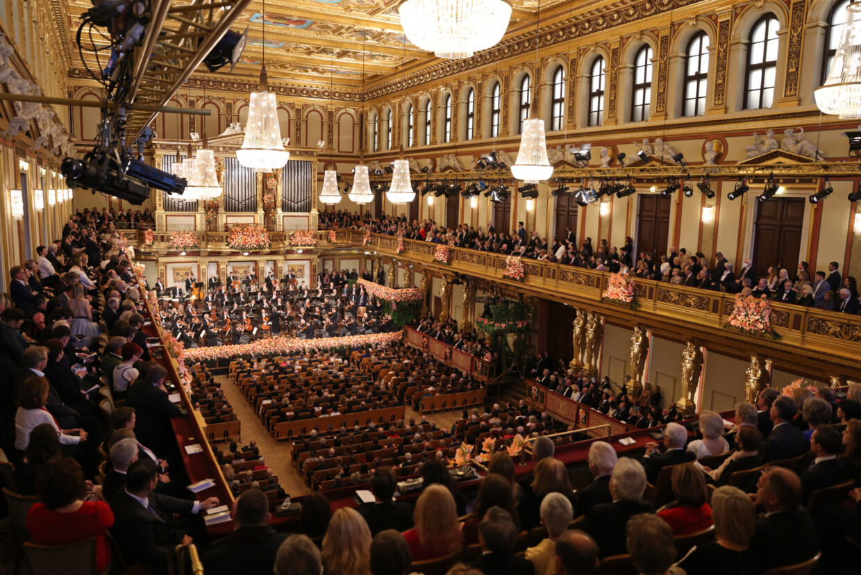 Ein weltumspannendes Musikereignis: das Neujahrskonzert der Wiener Philharmoniker aus dem prächtigen, blumengeschmückten Goldenen Saal des Wiener Musikvereins
