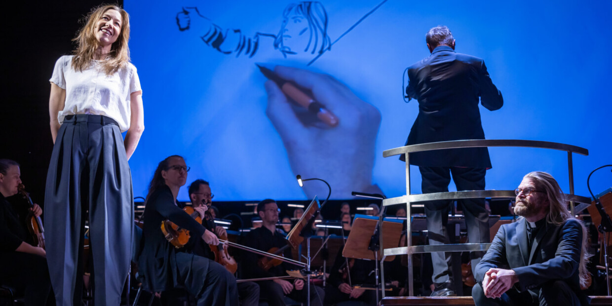 Johanna Wokalek durchdringt die Titelpartie der „Johanna auf dem Scheiterhaufen“ am Theater Bielefeld bis in die feinsten Nuancen