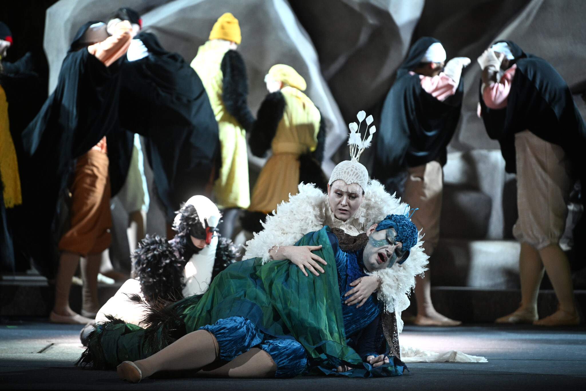 Franca Kaendler, Dorothea Herbert und Tobias Haaks in Wagners „Lohengrin“ am Theater Hagen