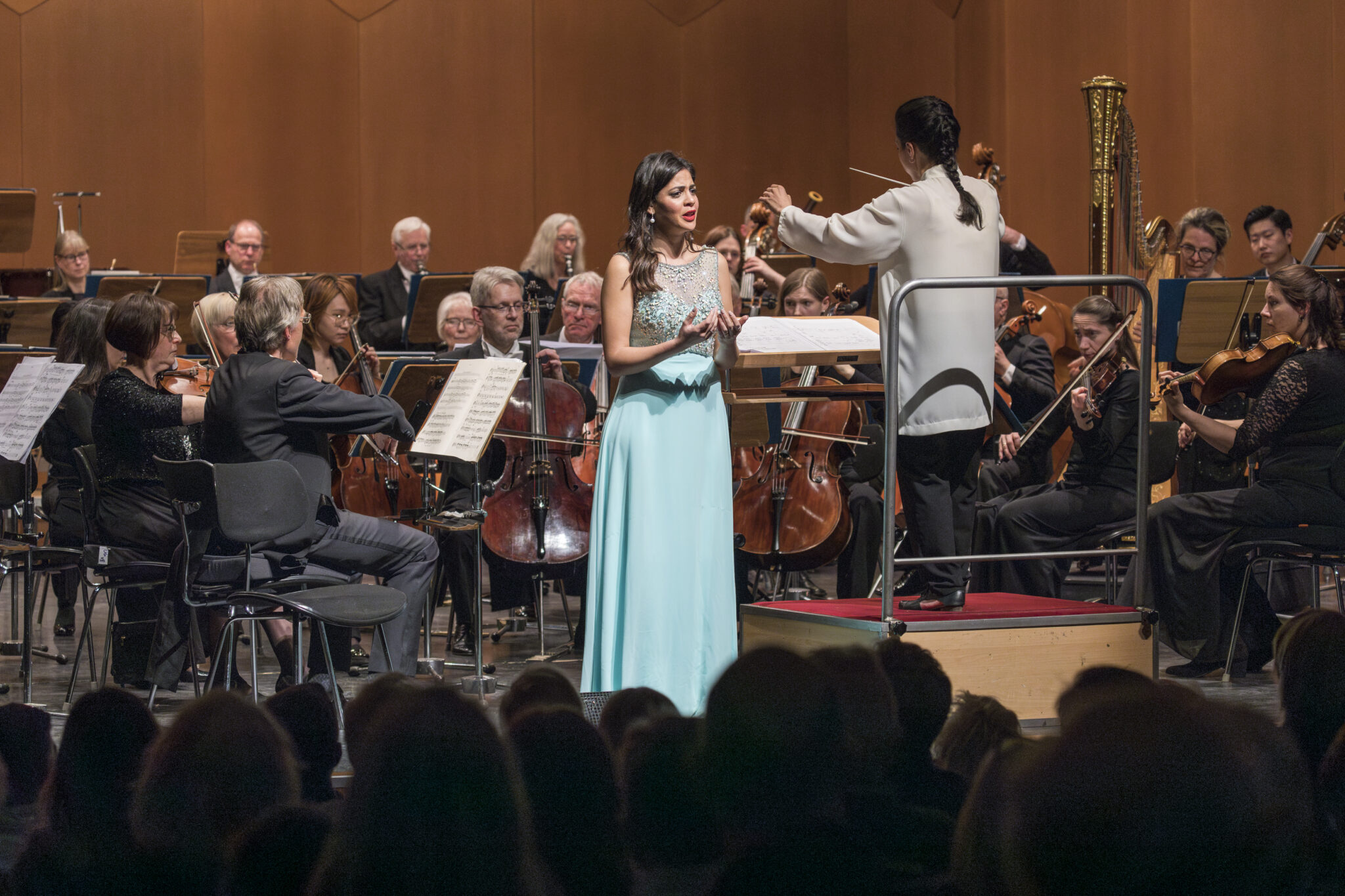 Fatma Said mit den Bayer-Philharmonikern und ihrer Chefdirigentin Bar Avni, die ebenfalls von Bayer Kultur gefördert wird.