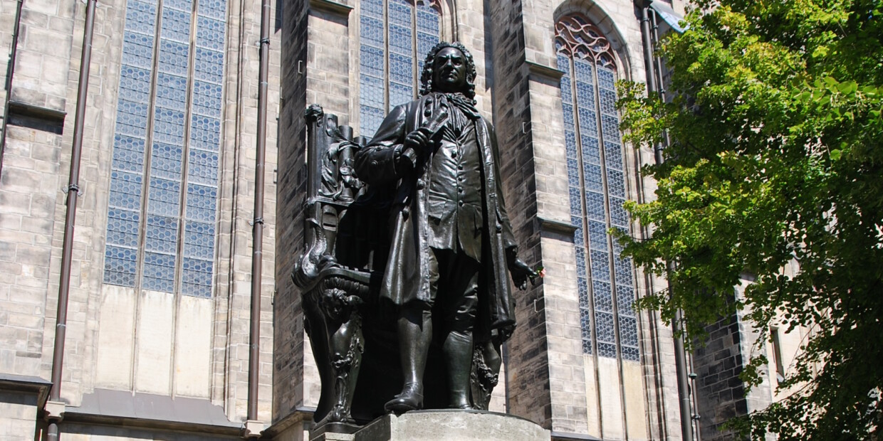 Ein Denkmal erinnert vor der Leipziger Thomaskirche an den genialen Komponisten der „Matthäus-Passion“: Johann Sebastian Bach