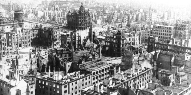 Blick vom Turm der Kreuzkirche auf die zerstörte Innenstadt Dresdens