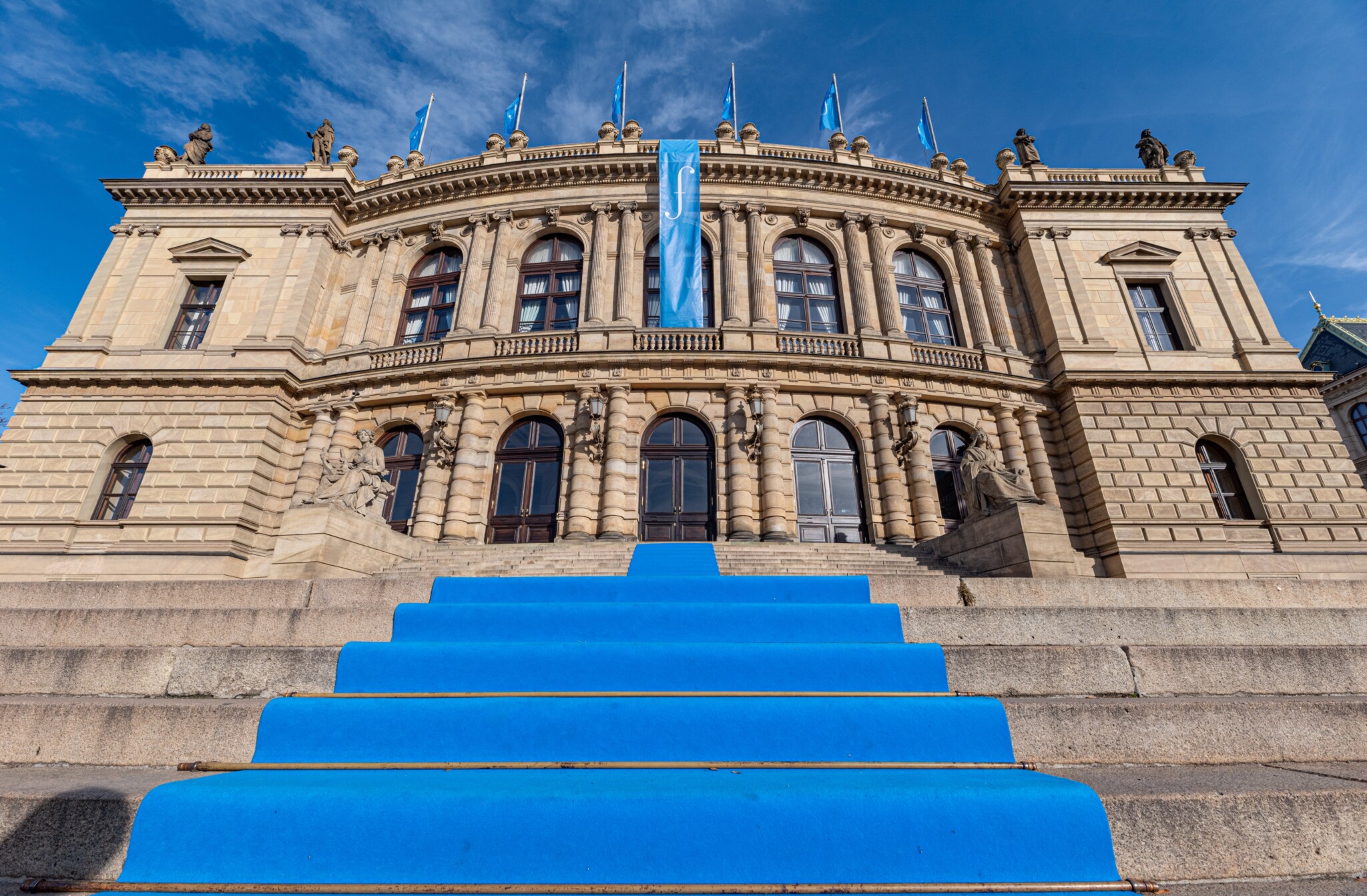 Für das Prague Spring Festival wird der blaue Teppich vor dem Rudolfinum ausgerollt