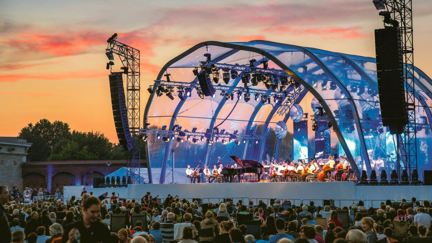 Im Klenzepark trumpft bei den diesjährigen Audi Sommerkonzerten das Philharmonische Staatsorchester Hamburg mit Beethovens „Eroica“ auf