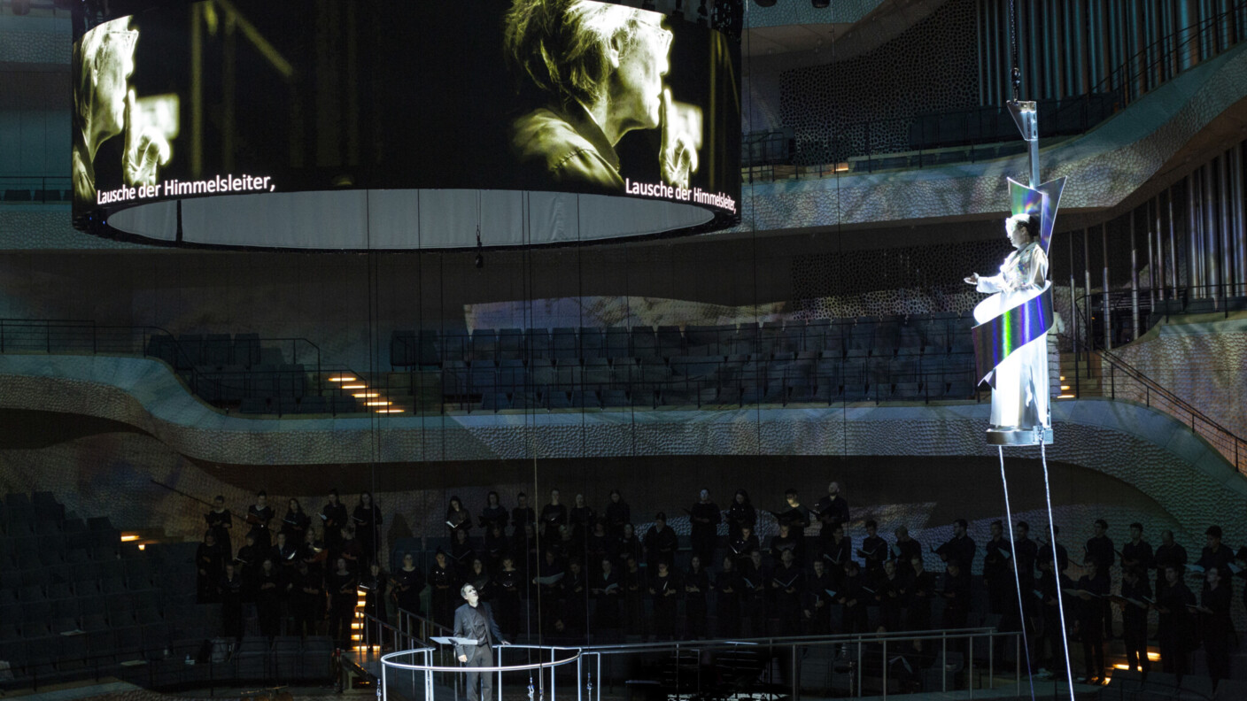 Eine schlichte szenische Einrichtung in der Elbphilharmonie Hamburg gibt der Musik zu „Saint François d’Assise“ genug Raum zu wirken