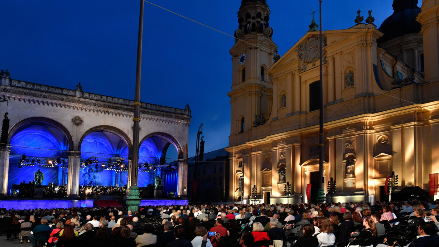 Ansprechende Konzertkulisse: Feldherrnhalle (l.) und Theatinerkirche