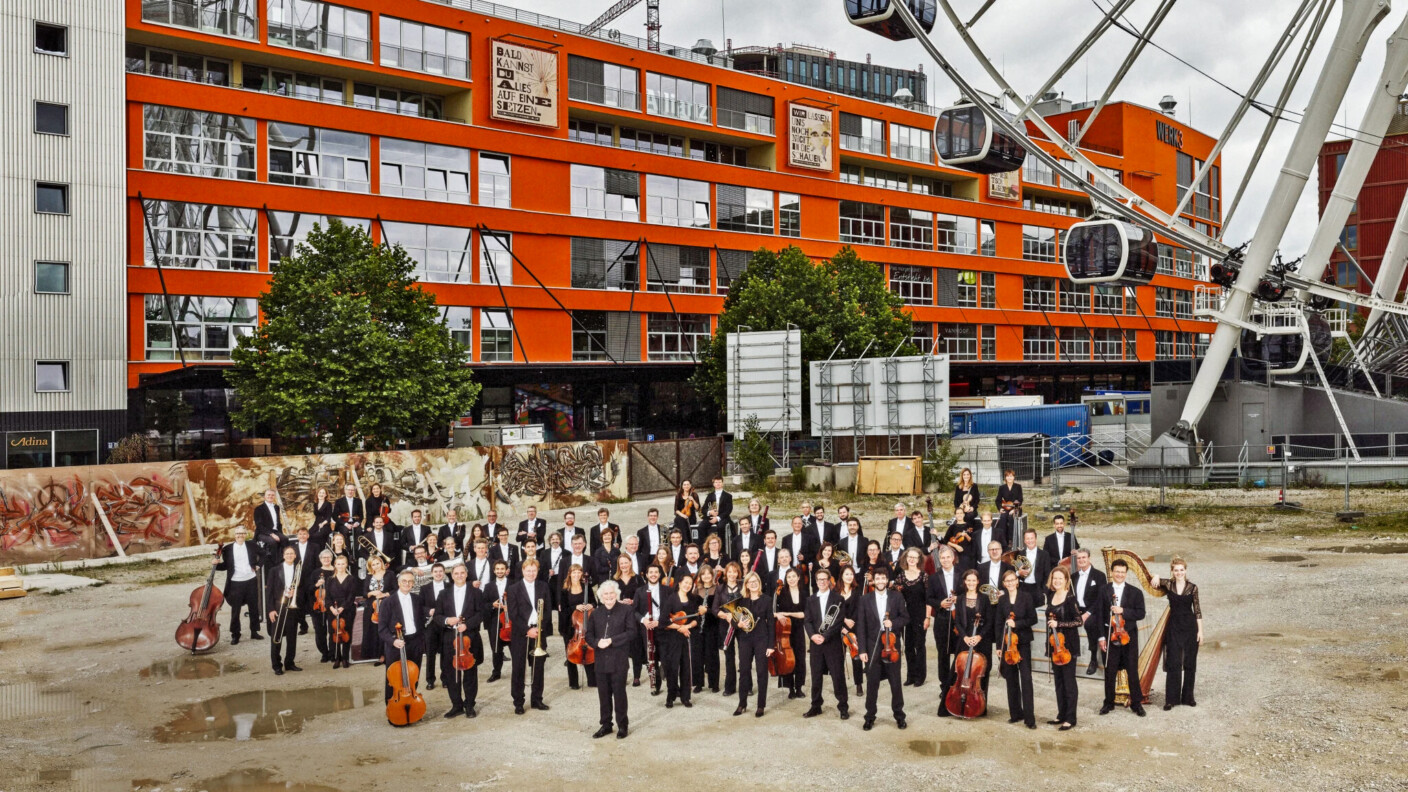 Hier könnte ihr Konzerthaus stehen: das Symphonieorchester des Bayerischen Rundfunks vor einem Riesenrad im Münchner Werksviertel