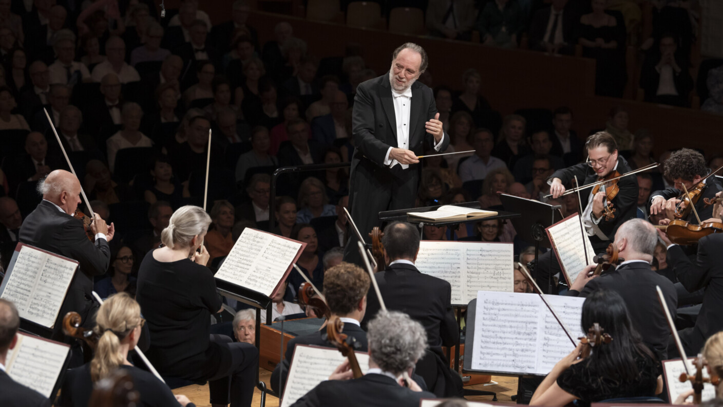 Präzise, nuanciert und die Spielfreude fördernd dirigiert Riccardo Chailly das Lucerne Festival Orchestra