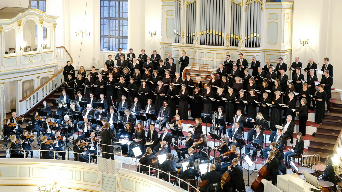 Sorgen bei den Bach-Wochen 2024 u. a. mit Janáček und Brahms für Höhepunkte: Chor und Orchester St. Michaelis