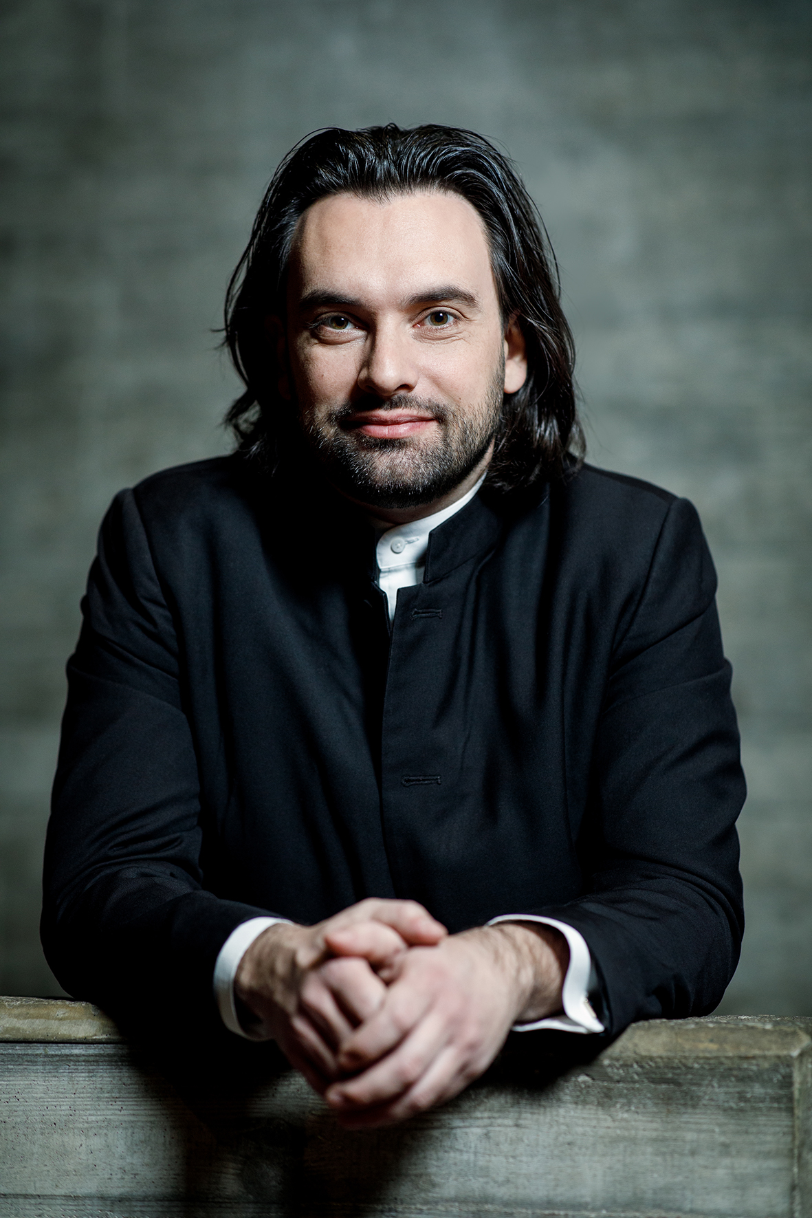 Daniele Squeo dirigiert die Konzerte: 03.04.2025 Konzertkirche Neubrandenburg, 04.04.2025 Ernst-Barlach-Theater Güstrow und 06.04.2025. Landestheater Neustrelitz.