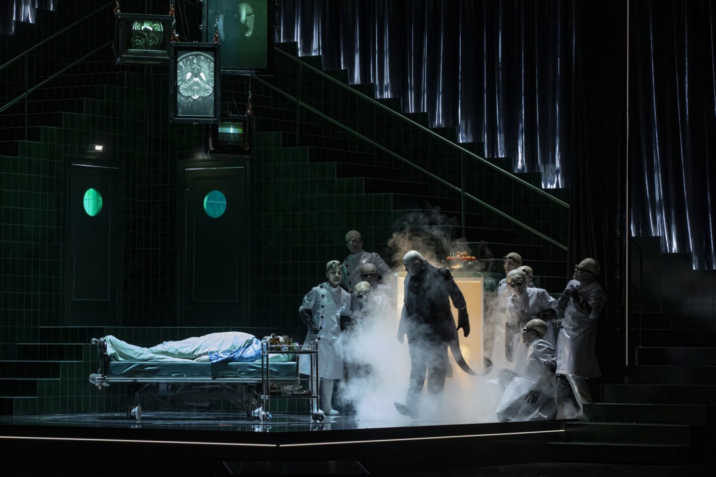 Szenenbild aus „Die Liebe zu den drei Orangen“ an der Semperoper Dresden