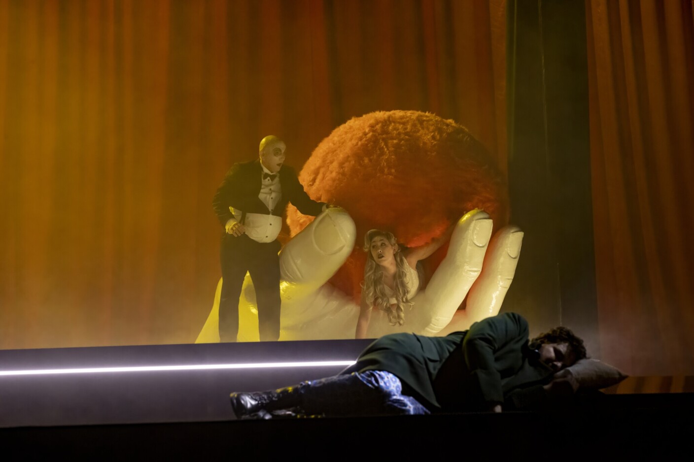 Szenenbild aus „Die Liebe zu den drei Orangen“ an der Semperoper Dresden