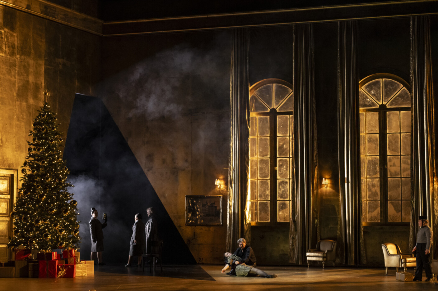 Szenenbild aus Umberto Giordanos „Fedora“ am Grand Théâtre de Genève