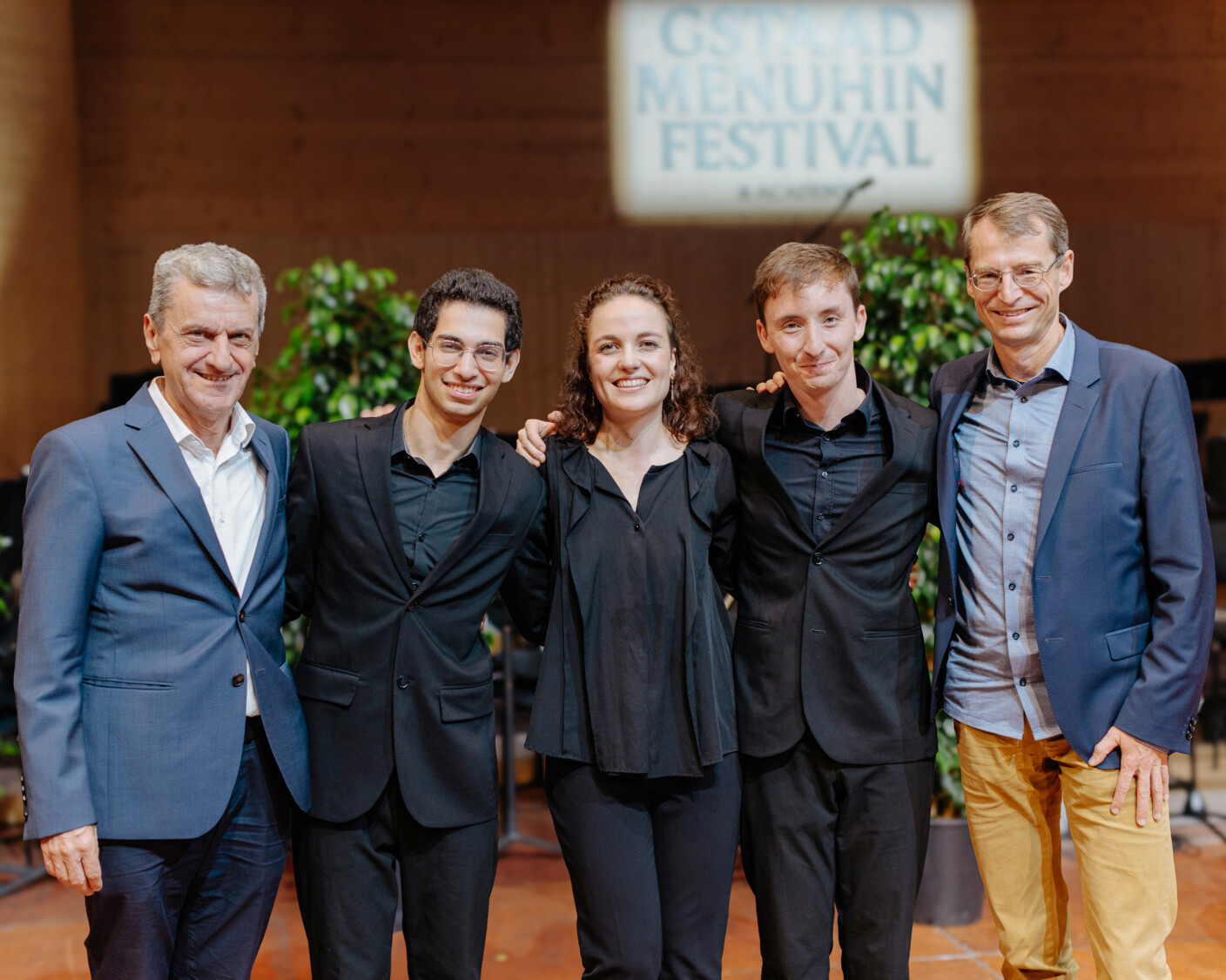 Die Gewinner des diesjährigen Neeme-Järvi-Preises (v.l.: Omer Ein Zvi, Alizé Léhon, Gabriel Pernet), umrahmt von Johannes Schlaefli und Christoph Müller